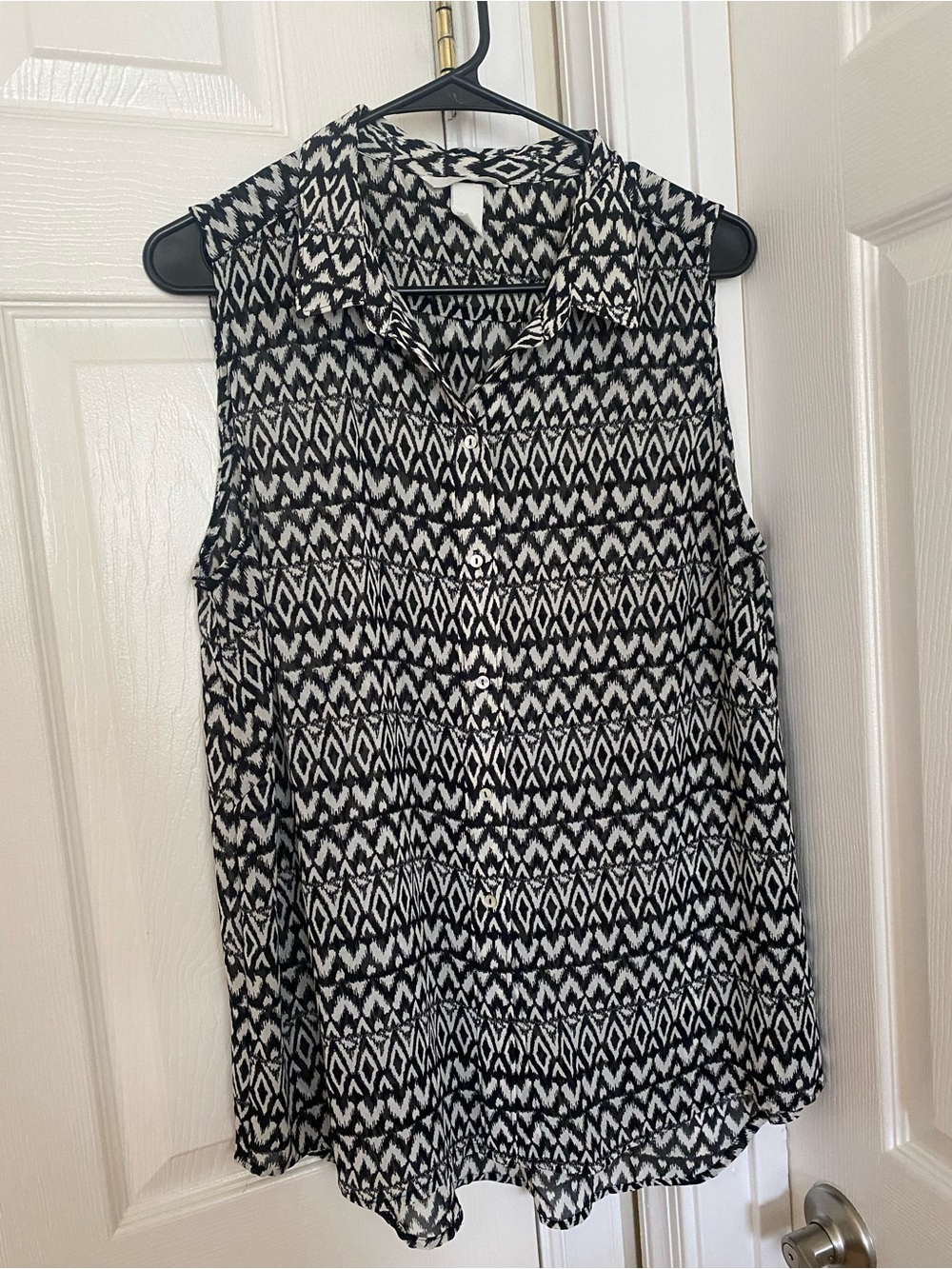 H&M Black & White Sleeveless Geometric Button-Up Blouse